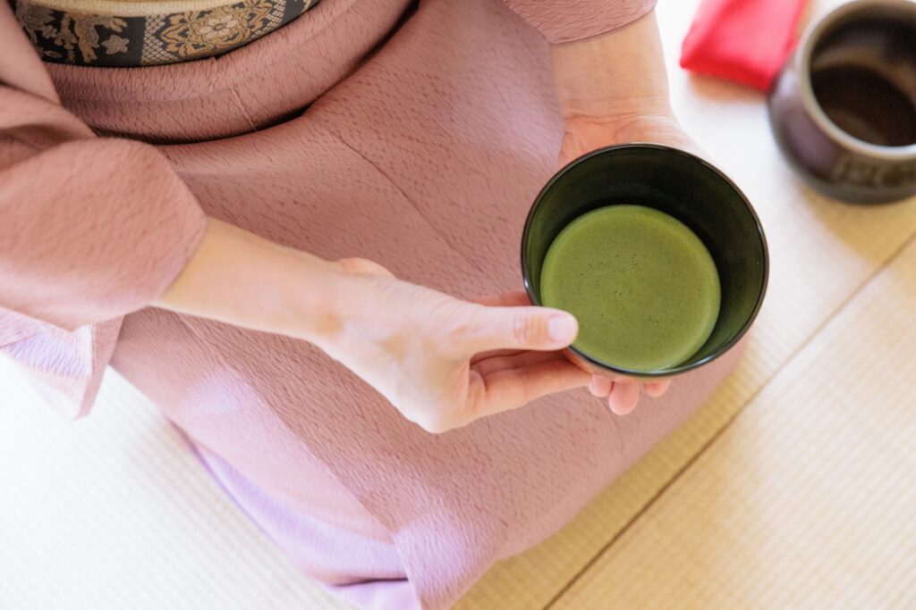 着物で茶道