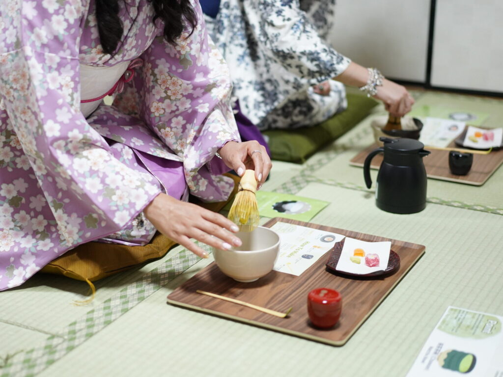 茶道体験中のお客様